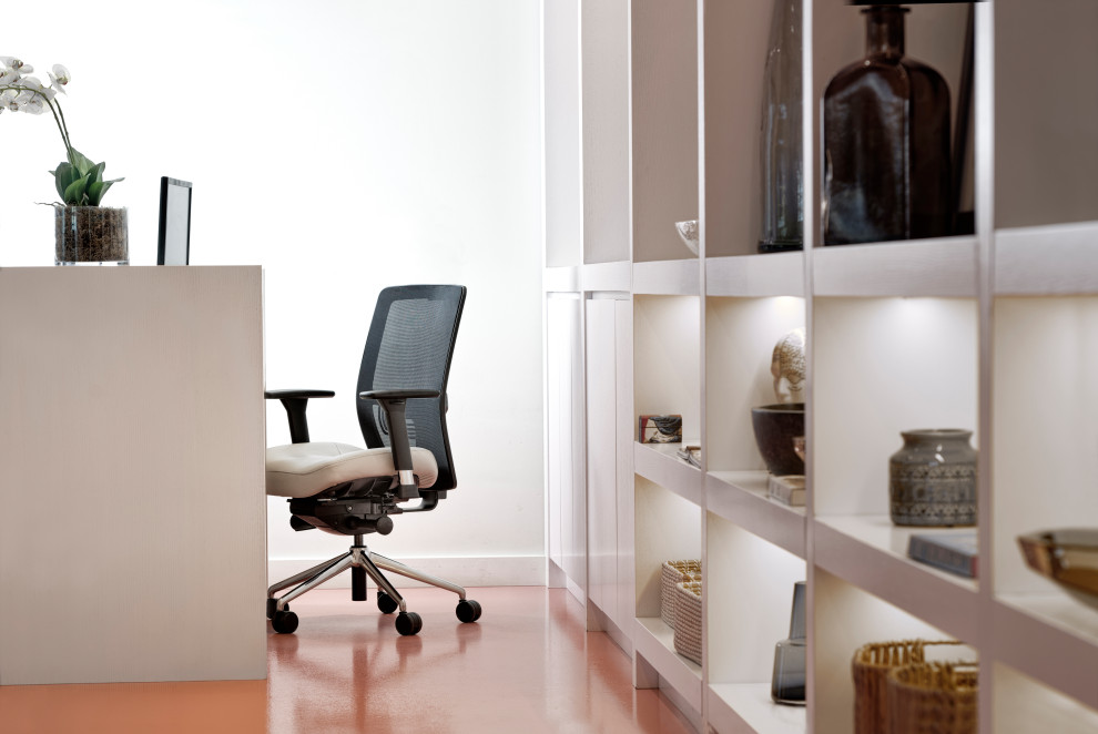 Идея дизайна: рабочее место среднего размера в современном стиле с белыми стенами, полом из линолеума, отдельно стоящим рабочим столом и оранжевым полом