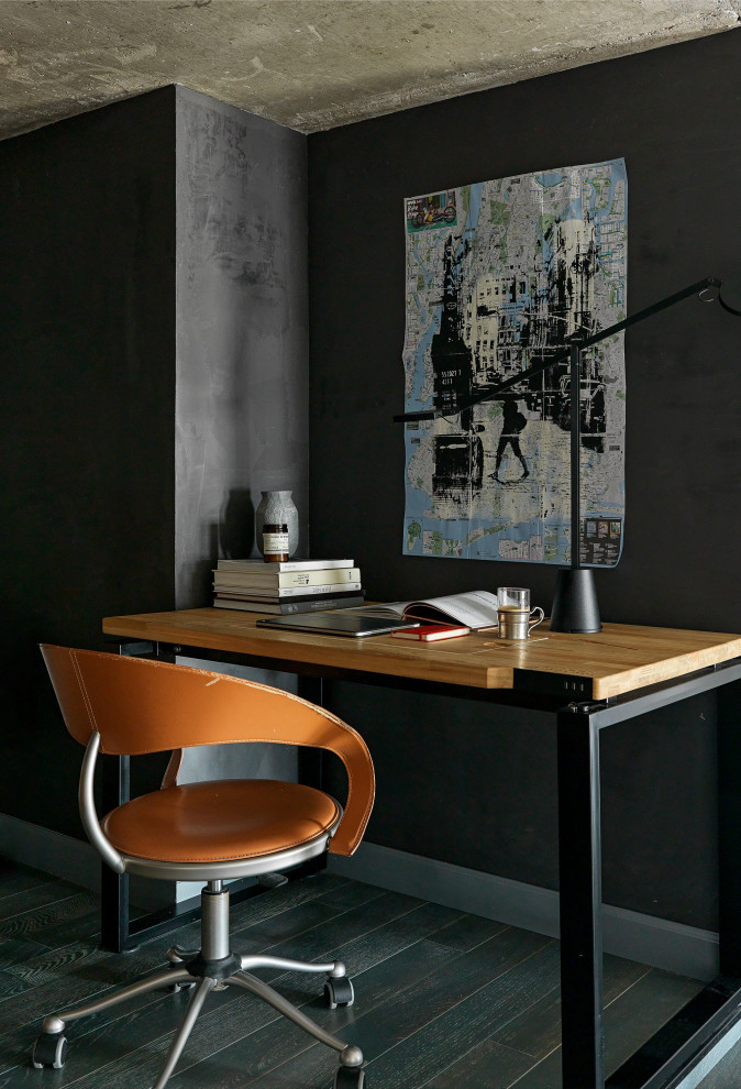 Inspiration för ett mellanstort industriellt arbetsrum, med ett bibliotek, svarta väggar, mellanmörkt trägolv, ett fristående skrivbord och blått golv
