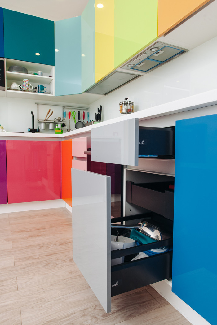 Кухня в стиле "colorful" с глянцевыми фасадами
