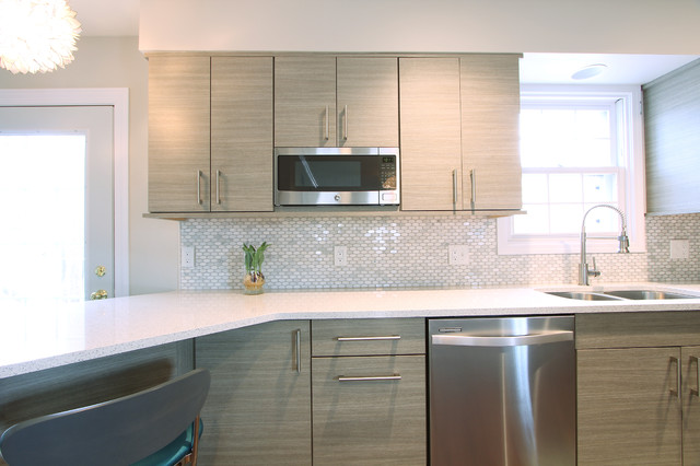 Oval Marble Backsplash With White Quartz Countertops