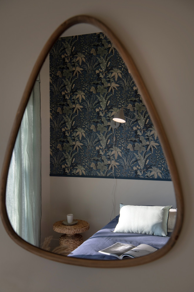 This is an example of a country bedroom in Marseille.