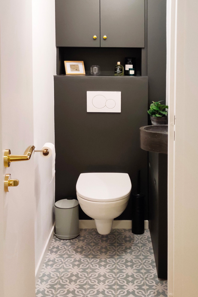 Идея дизайна: маленький туалет в стиле ретро с инсталляцией, черными стенами, полом из цементной плитки и подвесной раковиной для на участке и в саду