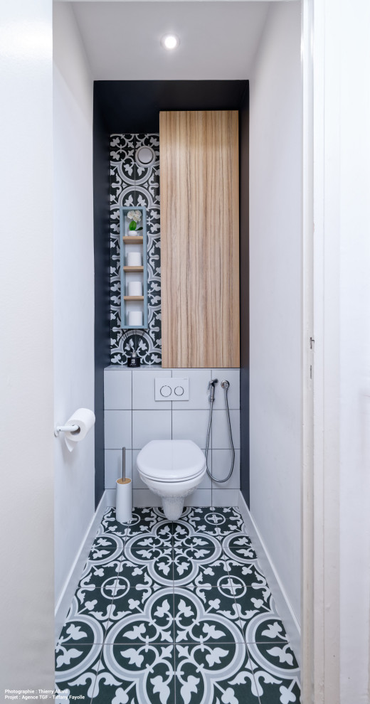 This is an example of a contemporary cloakroom in Lyon.