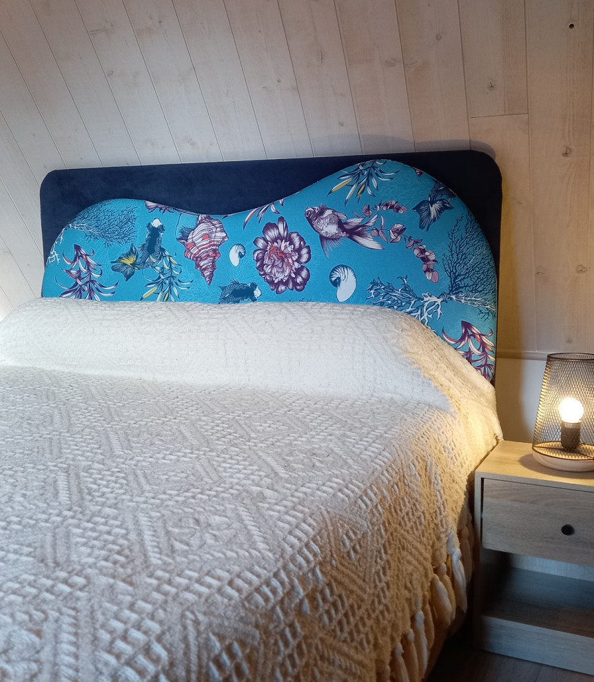Свежая идея для дизайна: гостевая спальня среднего размера, (комната для гостей) в морском стиле с белыми стенами, полом из терракотовой плитки, красным полом, потолком из вагонки и деревянными стенами без камина - отличное фото интерьера