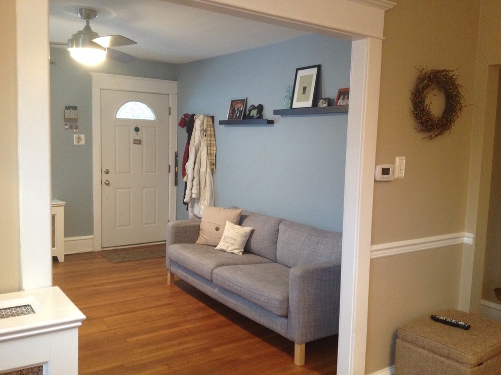 Small living room, no entry