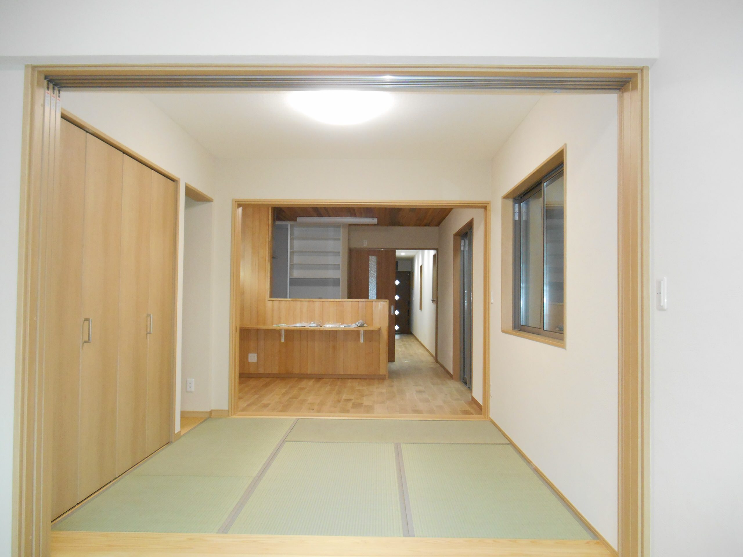 引込戸で仕切られた和室とダイニングの続き間