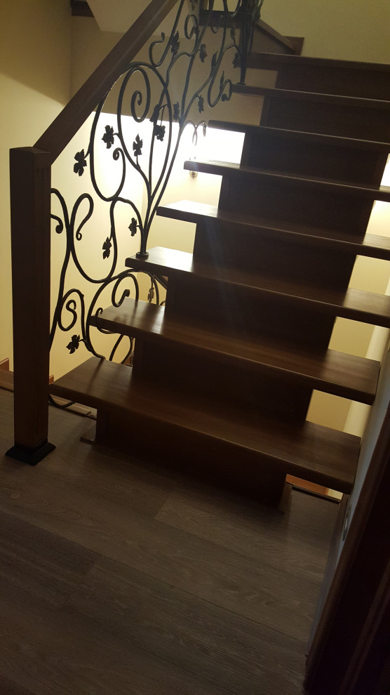 Лестница из бука на металлическом каркасе. Ограждение из "горячей" ковки.