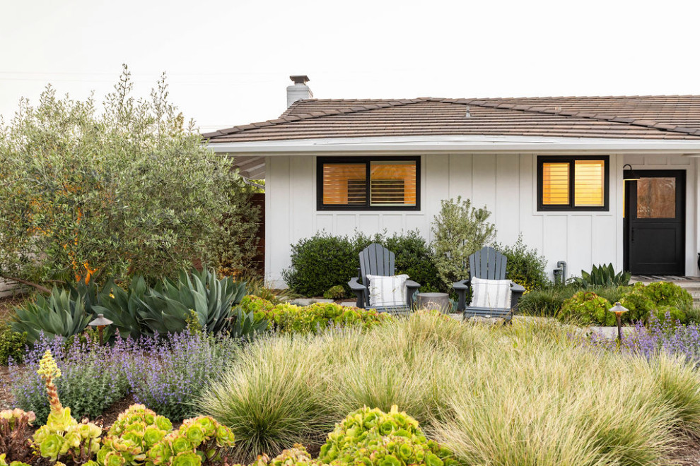Design ideas for a mid-sized country exterior in Orange County.