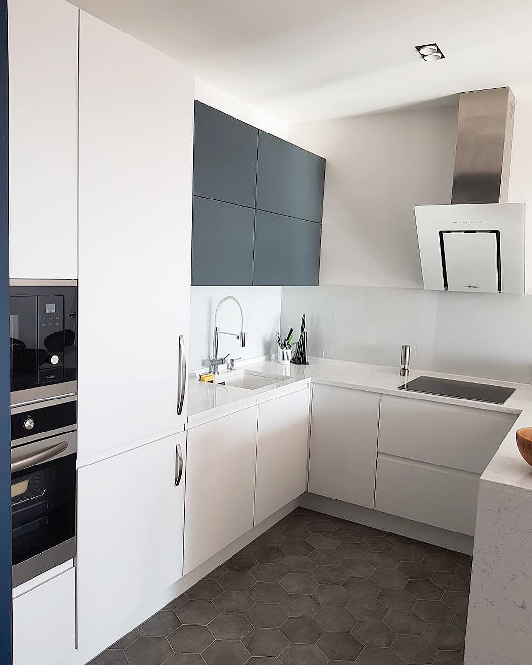 Ярко-белая кухня