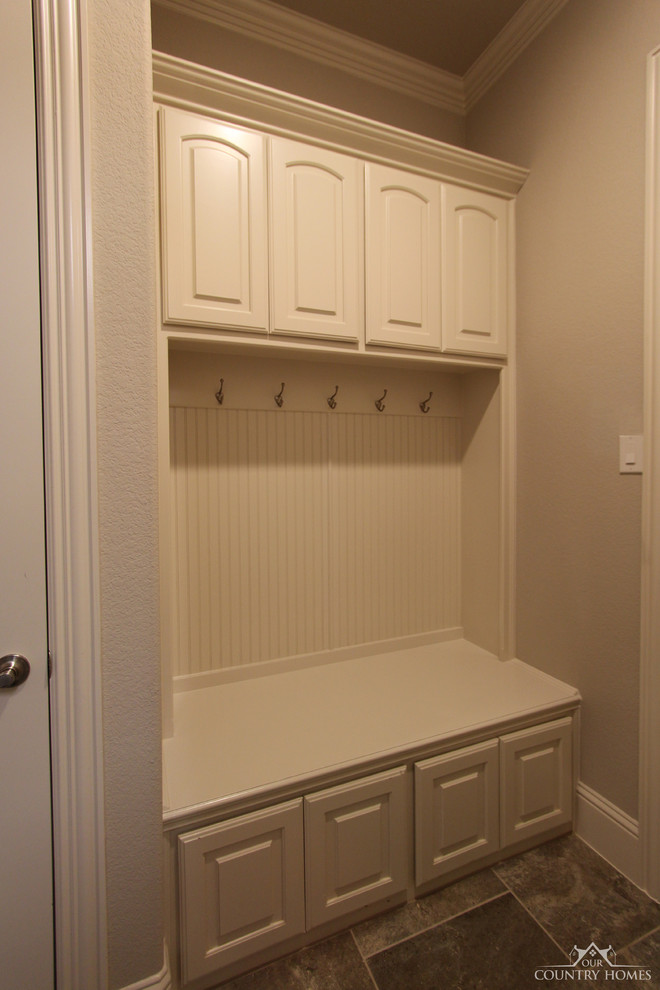 Photo of a traditional laundry room in Dallas.