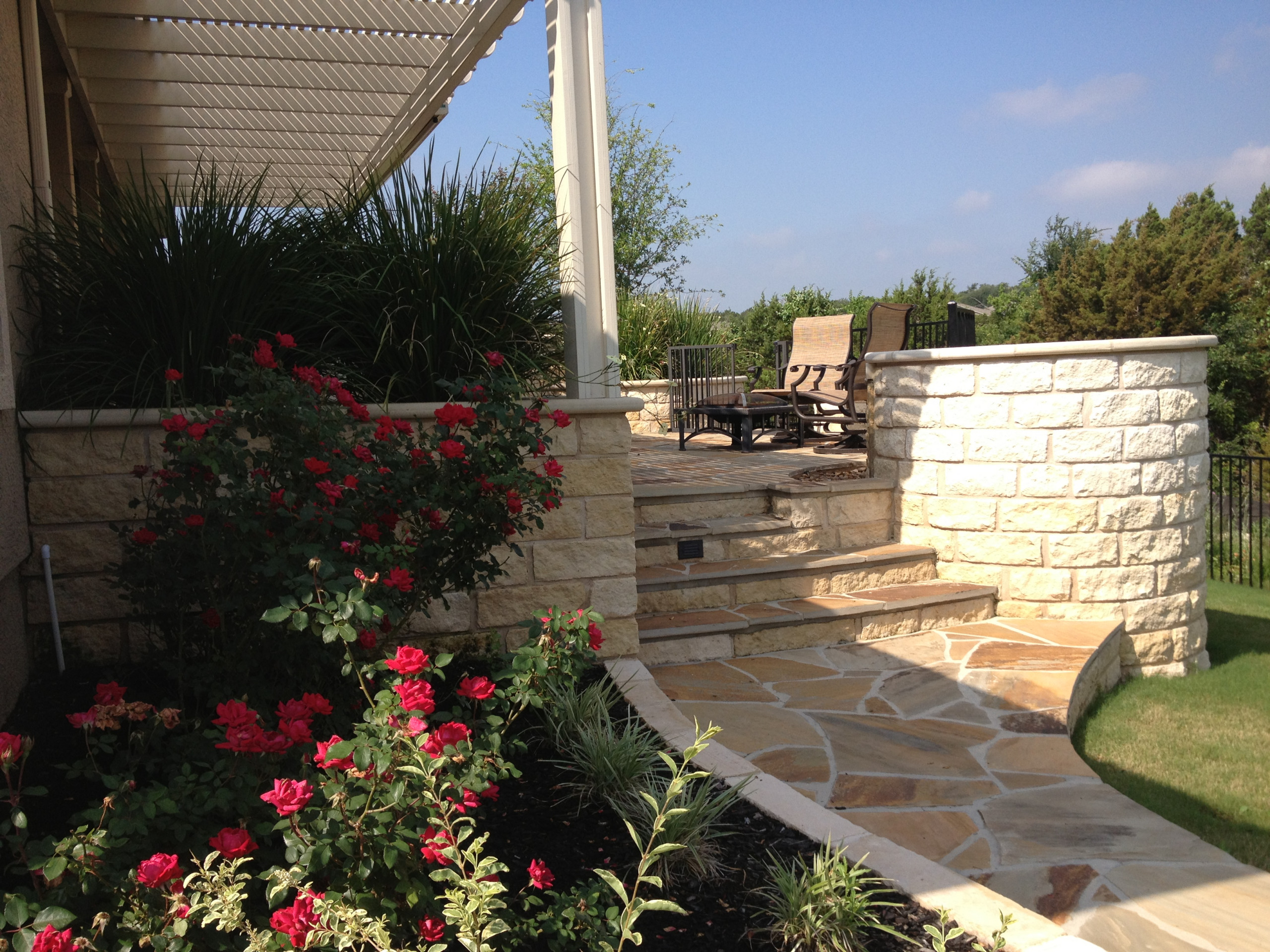 Oklahoma flagstone patio w/ raised "round" limestone beds and Alumawood "diffuse
