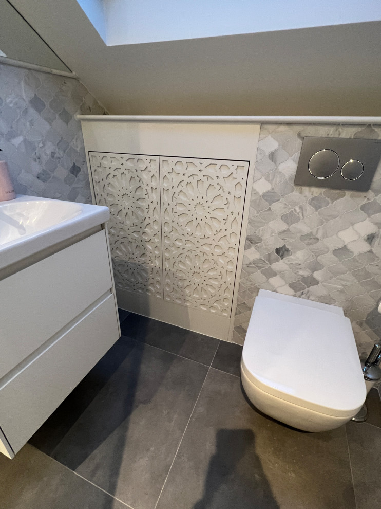 Foto di una piccola stanza da bagno boho chic con piastrelle grigie, un lavabo e mobile bagno sospeso