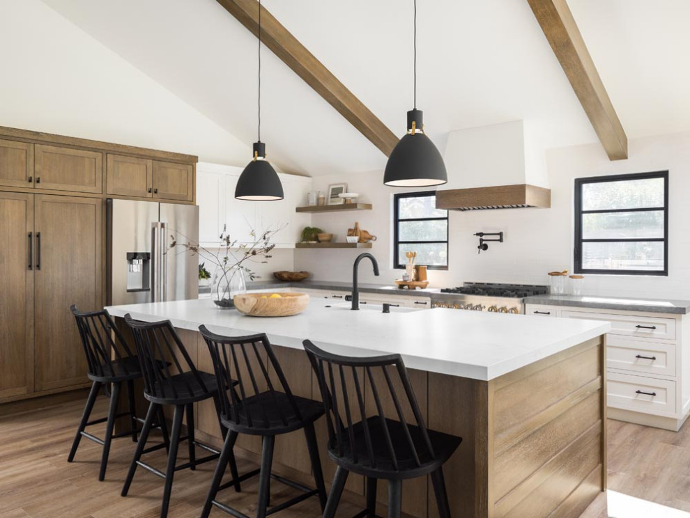 Bild på ett mellanstort lantligt flerfärgad linjärt flerfärgat kök och matrum, med en rustik diskho, luckor med upphöjd panel, skåp i slitet trä, bänkskiva i kvartsit, vitt stänkskydd, stänkskydd i keramik, rostfria vitvaror, vinylgolv, en köksö och brunt golv