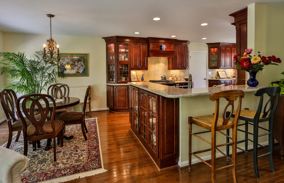 Example of a transitional kitchen design in DC Metro