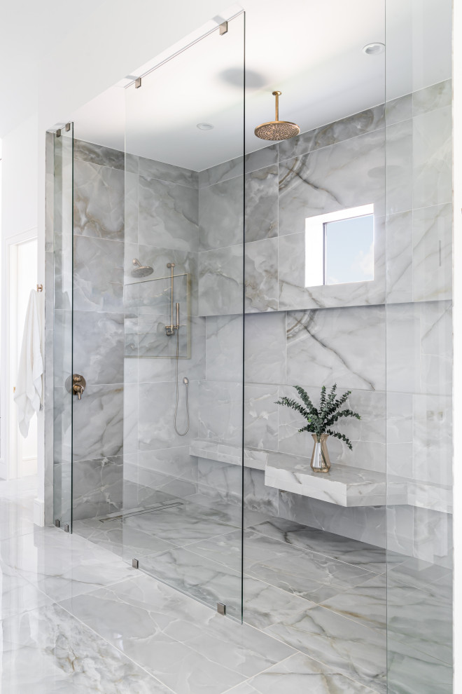 Ejemplo de cuarto de baño minimalista con ducha abierta, baldosas y/o azulejos de mármol, suelo de mármol y ducha abierta