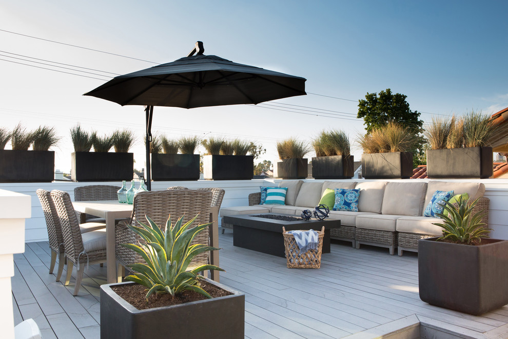 Inspiration for a beach style rooftop and rooftop deck in Los Angeles with a fire feature and no cover.