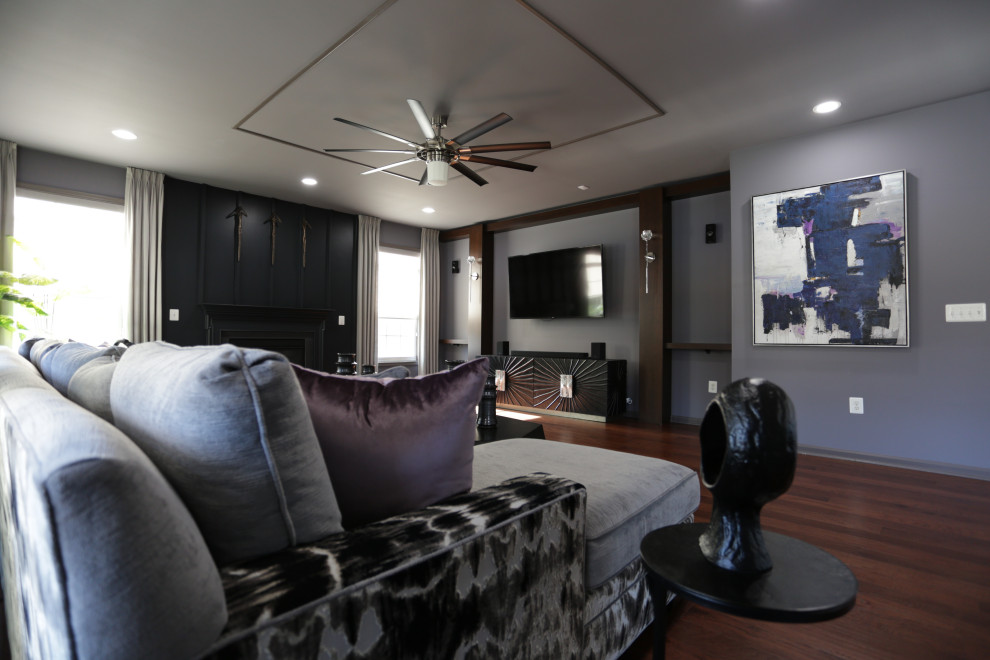 Foto di un soggiorno contemporaneo di medie dimensioni e aperto con pareti bianche, pavimento in legno massello medio, TV a parete e pavimento marrone