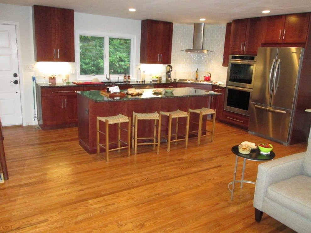 Idéer för att renovera ett stort funkis kök, med en undermonterad diskho, skåp i shakerstil, röda skåp, granitbänkskiva, blått stänkskydd, stänkskydd i glaskakel, rostfria vitvaror och en köksö
