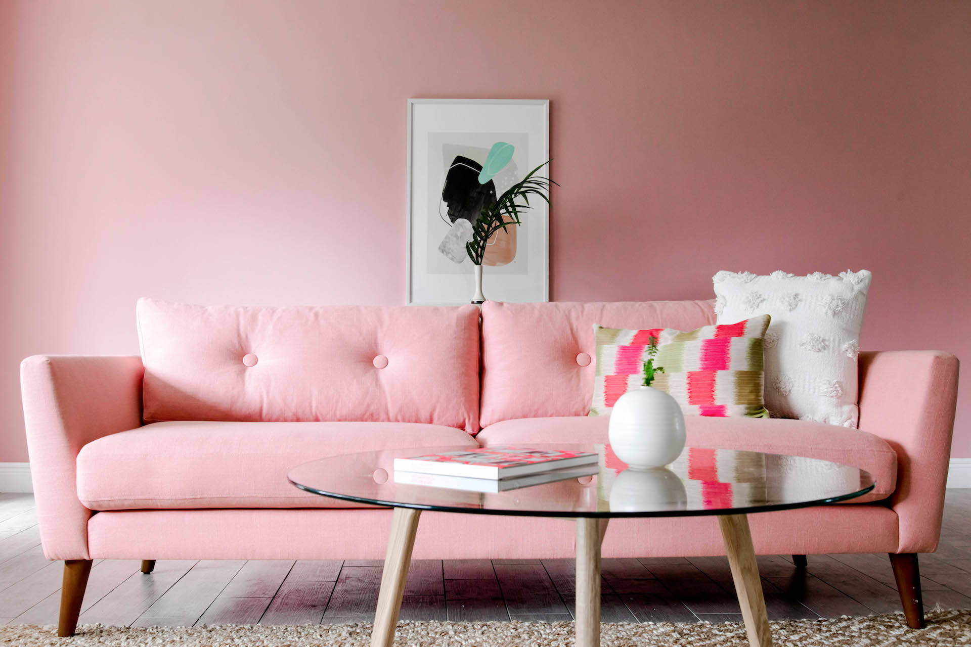 Sala monocromática, sofá e parede rosa