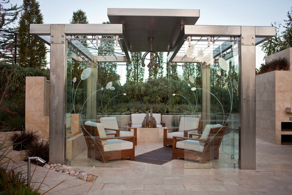 Inspiration for a contemporary patio in Sacramento.