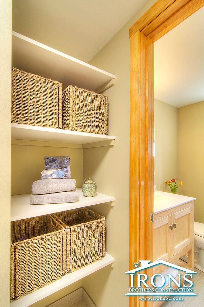 This is an example of a mid-sized transitional laundry room in Seattle.