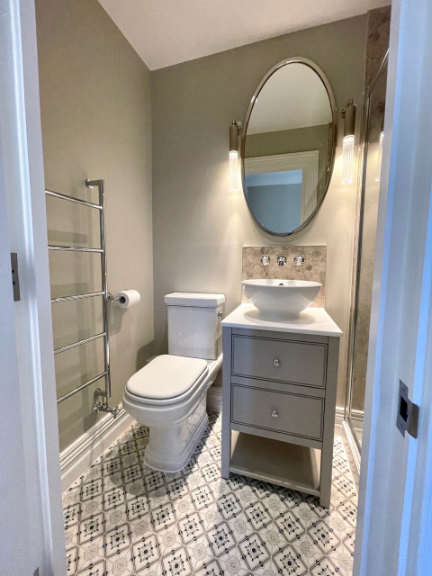 Traditional en-suite traditional-bathroom