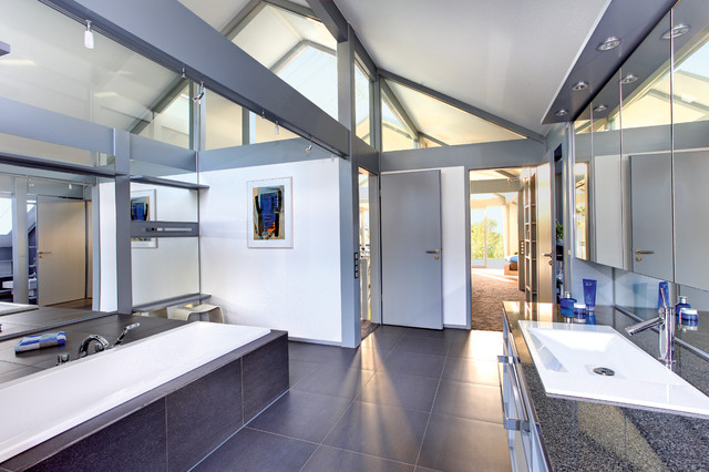 DAVINCI HAUS interiors modern-badezimmer
