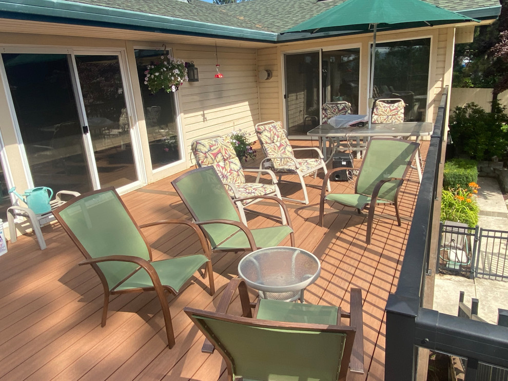 Example of a mid-sized minimalist backyard second story metal railing deck design