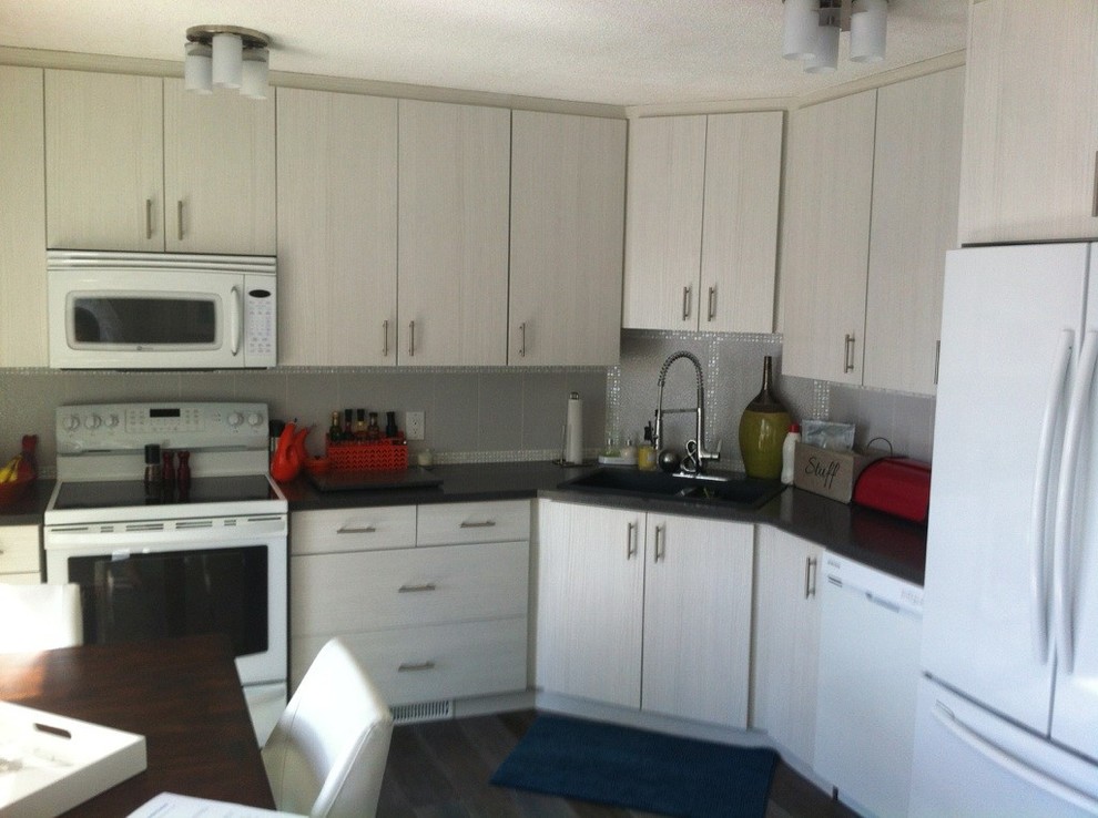 Kitchen - transitional kitchen idea in Calgary