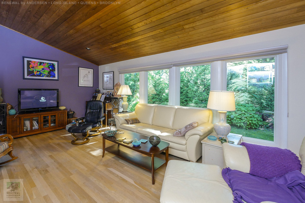 Стильный дизайн: большая изолированная гостиная комната с фиолетовыми стенами, светлым паркетным полом, отдельно стоящим телевизором, бежевым полом и потолком из вагонки без камина - последний тренд
