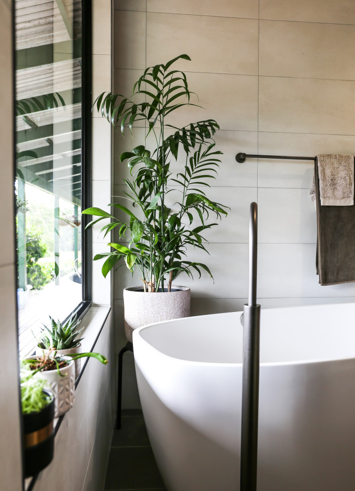 Стильный дизайн: большая главная ванная комната в современном стиле с фасадами островного типа, темными деревянными фасадами, отдельно стоящей ванной, открытым душем, унитазом-моноблоком, бежевой плиткой, керамической плиткой, белыми стенами, полом из керамической плитки, настольной раковиной, столешницей из талькохлорита, разноцветным полом, открытым душем, зеленой столешницей, нишей, тумбой под одну раковину, подвесной тумбой, сводчатым потолком и стенами из вагонки - последний тренд