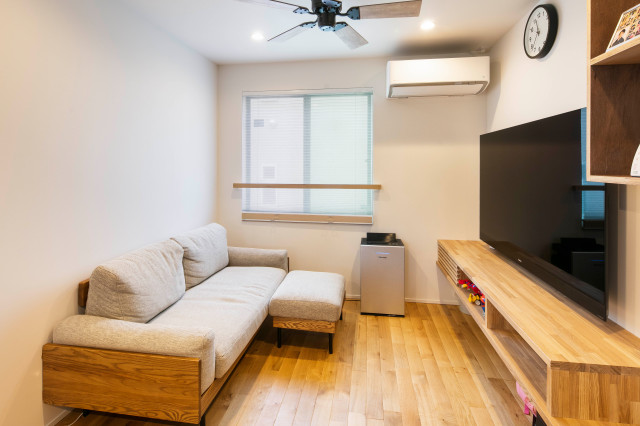 ２世帯を可能にした、短辺方向のスキップフロア住宅 salle-de-sejour