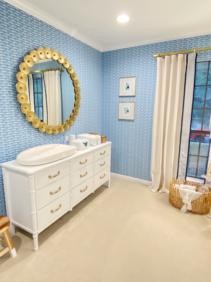 Exemple d'une chambre de bébé garçon chic avec du papier peint.