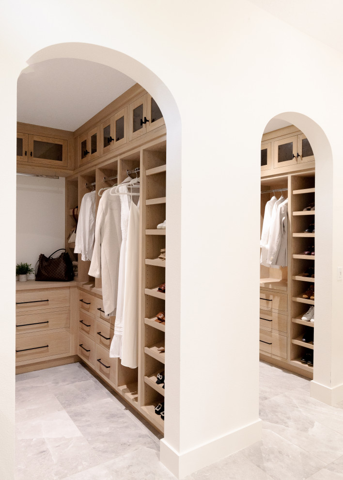 Idée de décoration pour une armoire encastrée méditerranéenne en bois clair de taille moyenne avec un placard à porte plane, un sol en carrelage de porcelaine et un sol gris.