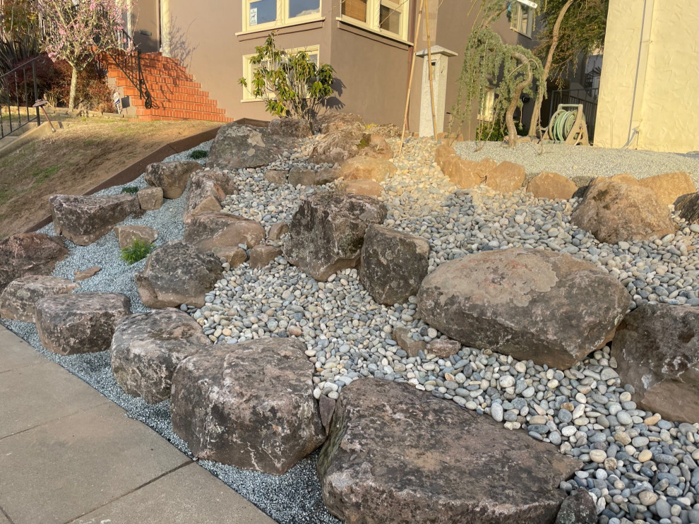 Mittelgroßer Asiatischer Vorgarten mit Steindeko und Flusssteinen in San Francisco
