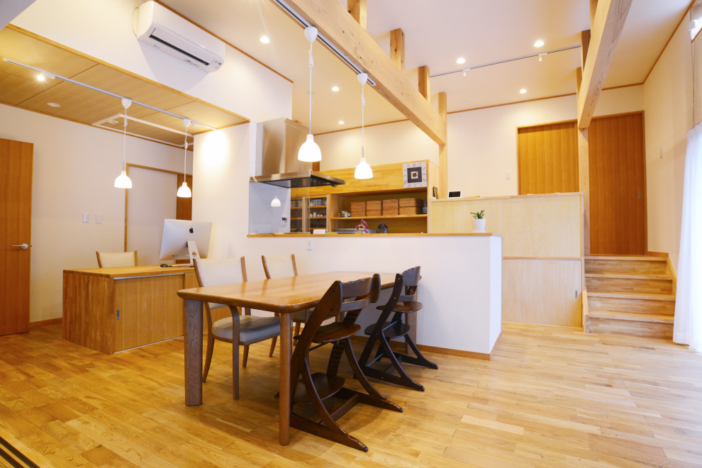 Asiatisches Wohnzimmer mit weißer Wandfarbe, hellem Holzboden, braunem Boden, Tapetendecke und Tapetenwänden in Sonstige