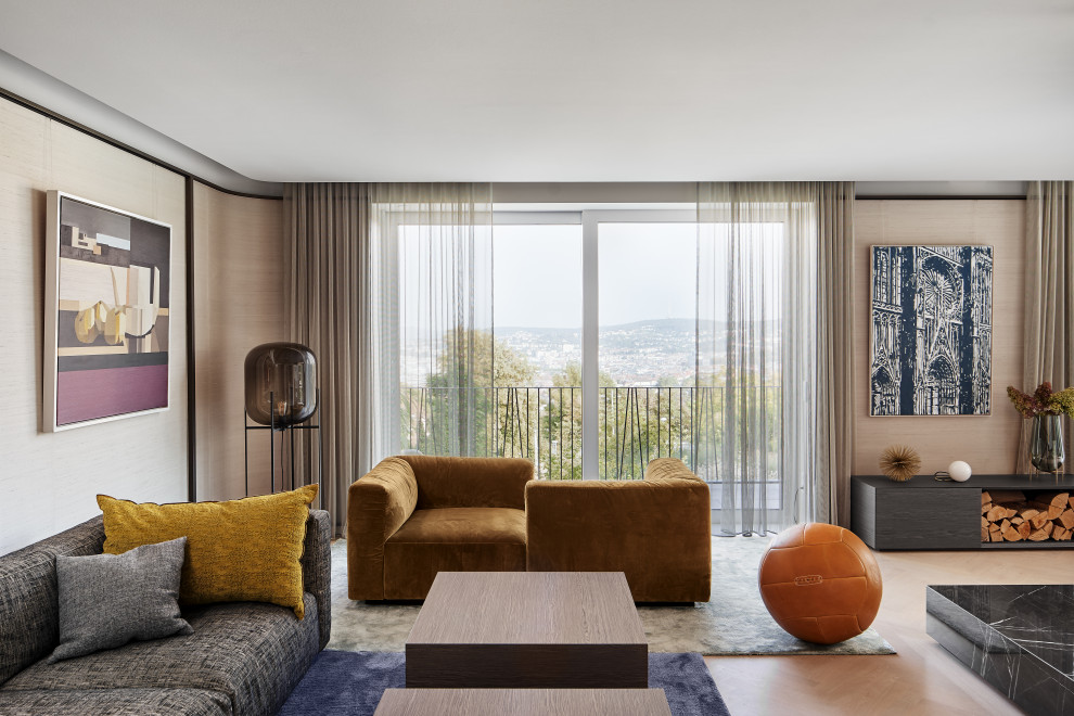 Offenes Modernes Wohnzimmer mit hellem Holzboden in Stuttgart