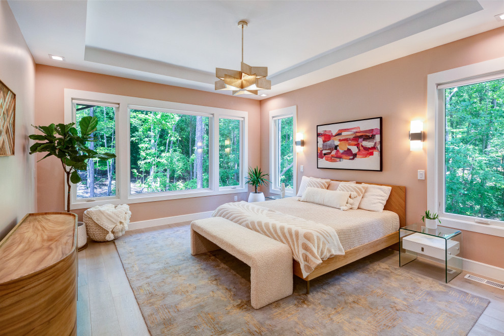 Источник вдохновения для домашнего уюта: большая хозяйская спальня в стиле ретро с розовыми стенами, светлым паркетным полом, белым полом и многоуровневым потолком