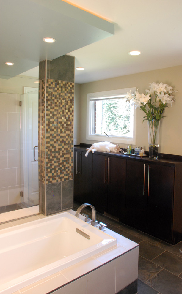 This is an example of a contemporary master bathroom in Detroit.