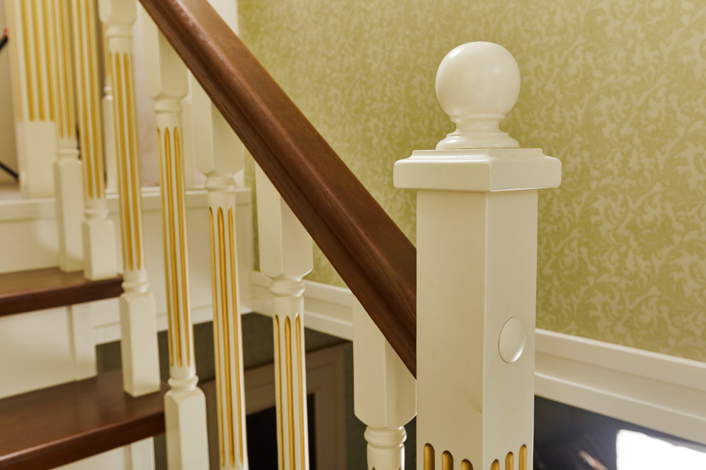 Лестница с резным подступенком