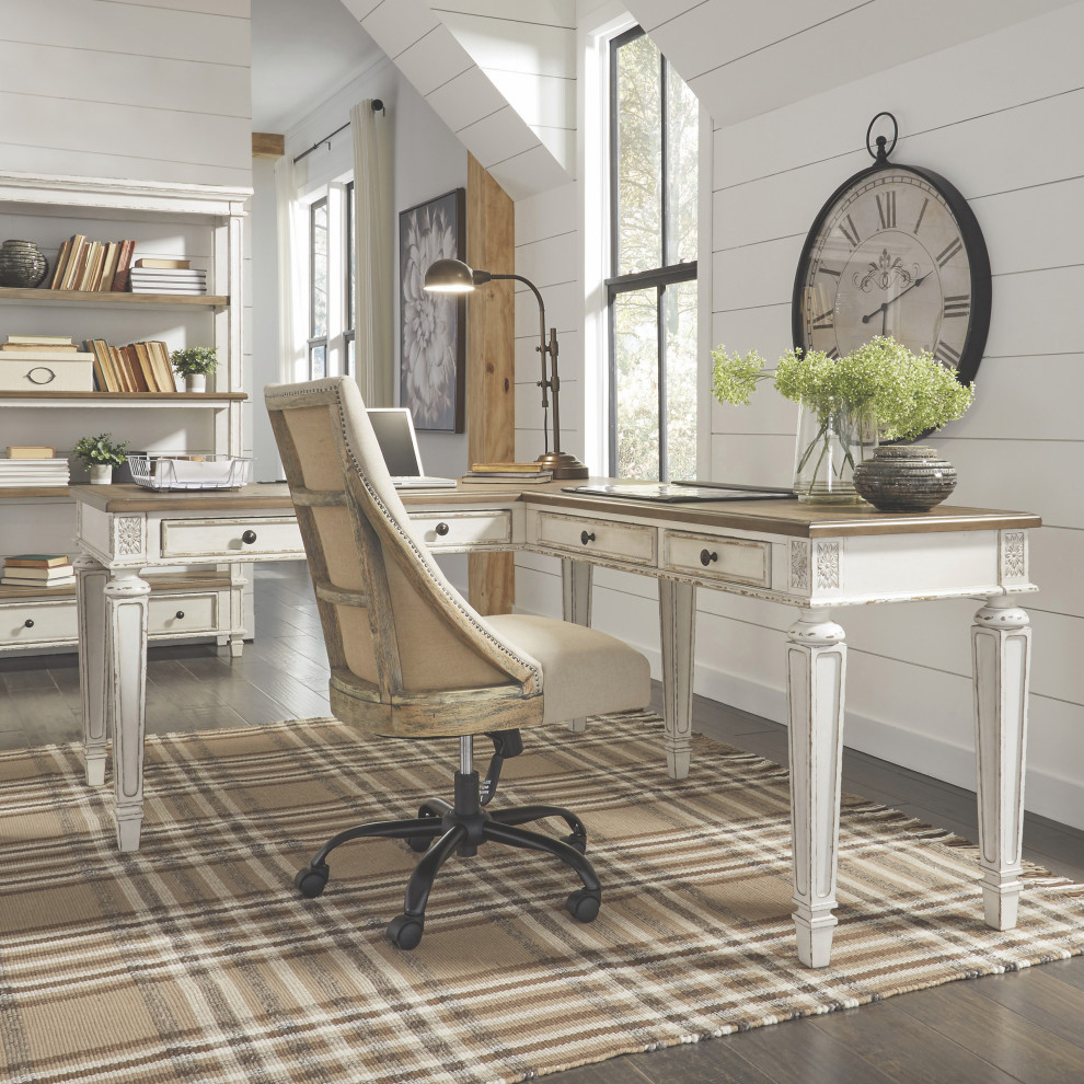 Landhausstil Arbeitszimmer mit weißer Wandfarbe, dunklem Holzboden, freistehendem Schreibtisch, braunem Boden und Holzdielenwänden