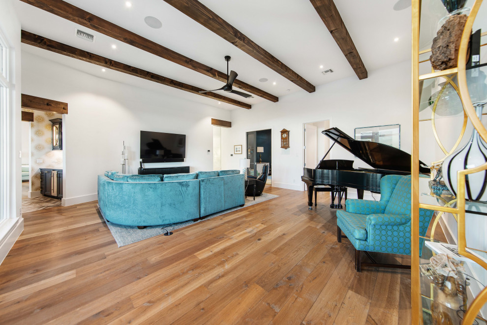 Großes, Abgetrenntes Klassisches Musikzimmer ohne Kamin mit weißer Wandfarbe, braunem Holzboden, TV-Wand, braunem Boden und freigelegten Dachbalken in Austin