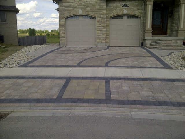 Inspiration for a transitional landscaping in Toronto.