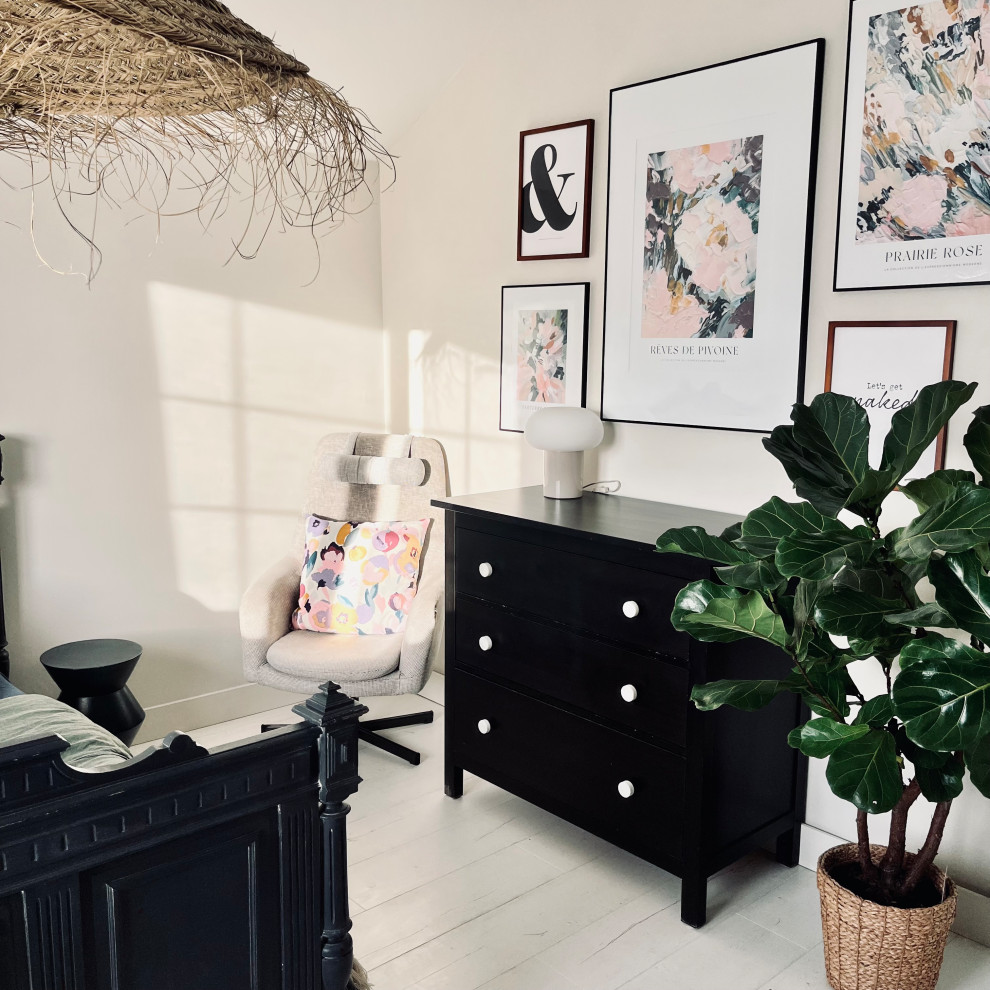 Ejemplo de despacho contemporáneo de tamaño medio con paredes beige, suelo de madera clara, escritorio independiente y suelo blanco