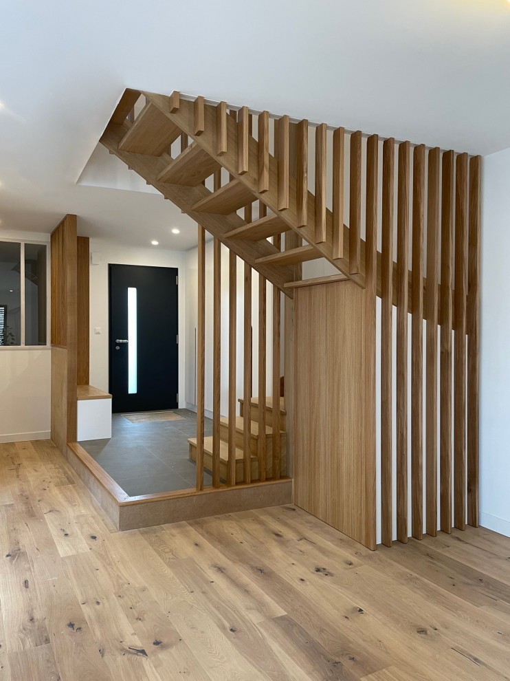 Idées déco pour un grand escalier contemporain en U avec des marches en bois, des contremarches en bois, un garde-corps en bois et rangements.