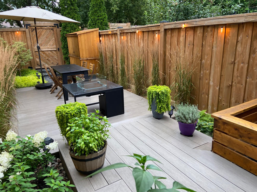 Deck - mid-sized modern backyard ground level deck idea in Toronto
