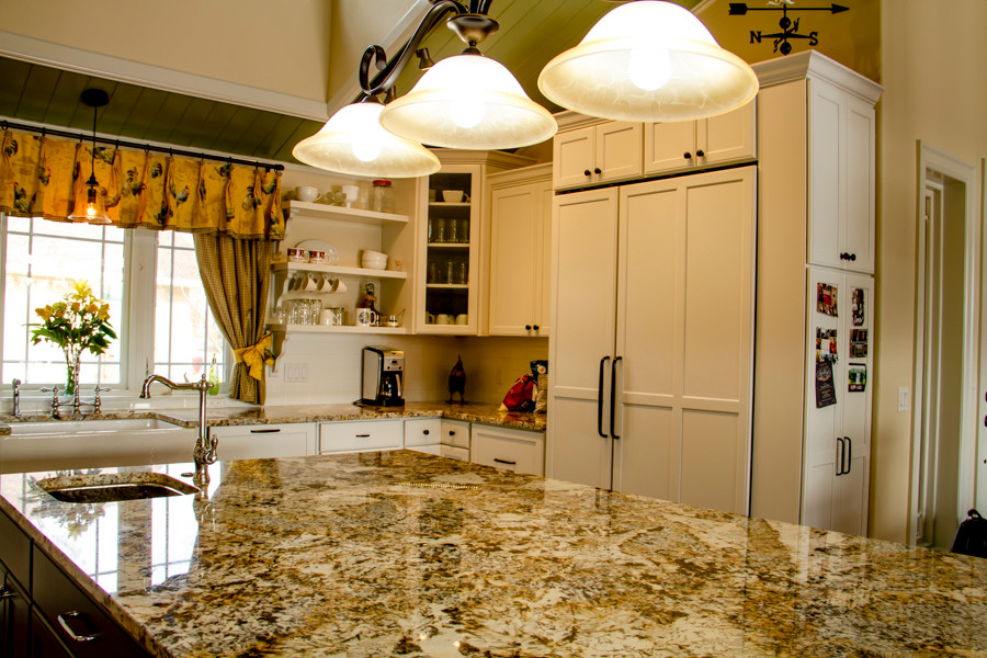 Kitchen - transitional kitchen idea in Denver