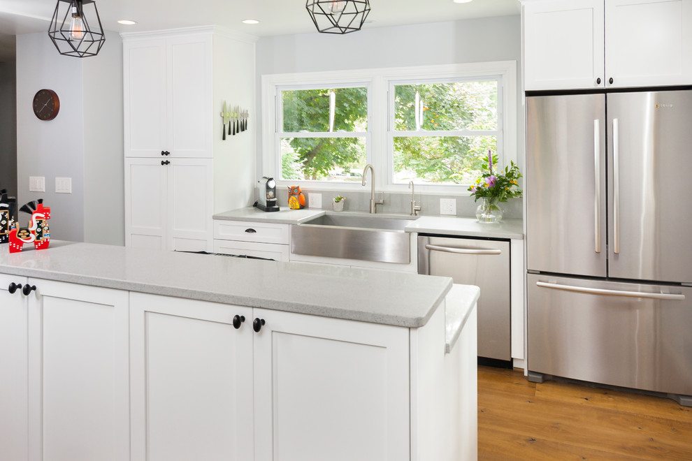 Example of a transitional kitchen design in DC Metro