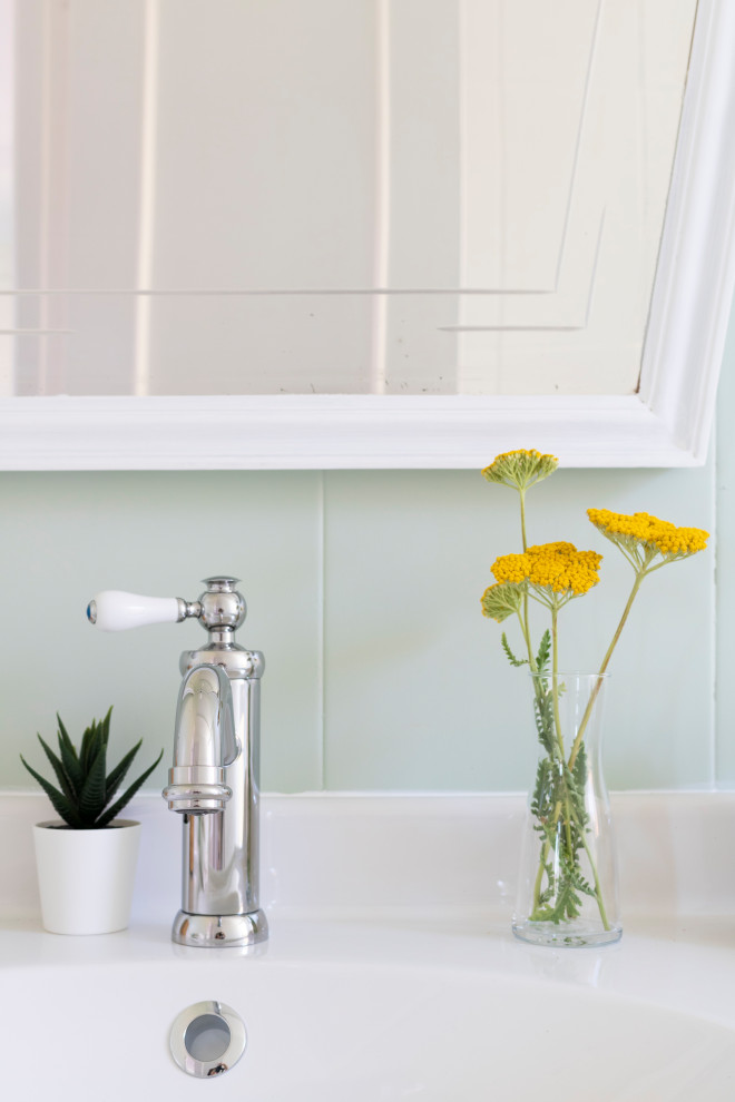Eklektisk inredning av ett mellanstort vit vitt en-suite badrum, med luckor med upphöjd panel, vita skåp, ett platsbyggt badkar, en öppen dusch, en vägghängd toalettstol, grön kakel, keramikplattor, gröna väggar, klinkergolv i keramik, ett nedsänkt handfat, bänkskiva i akrylsten, grått golv och dusch med duschdraperi