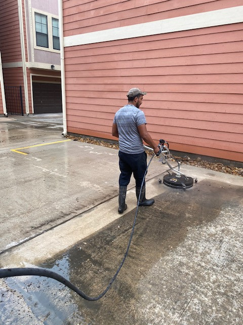 Pressure Wash 25,000sf Concrete/Pavers